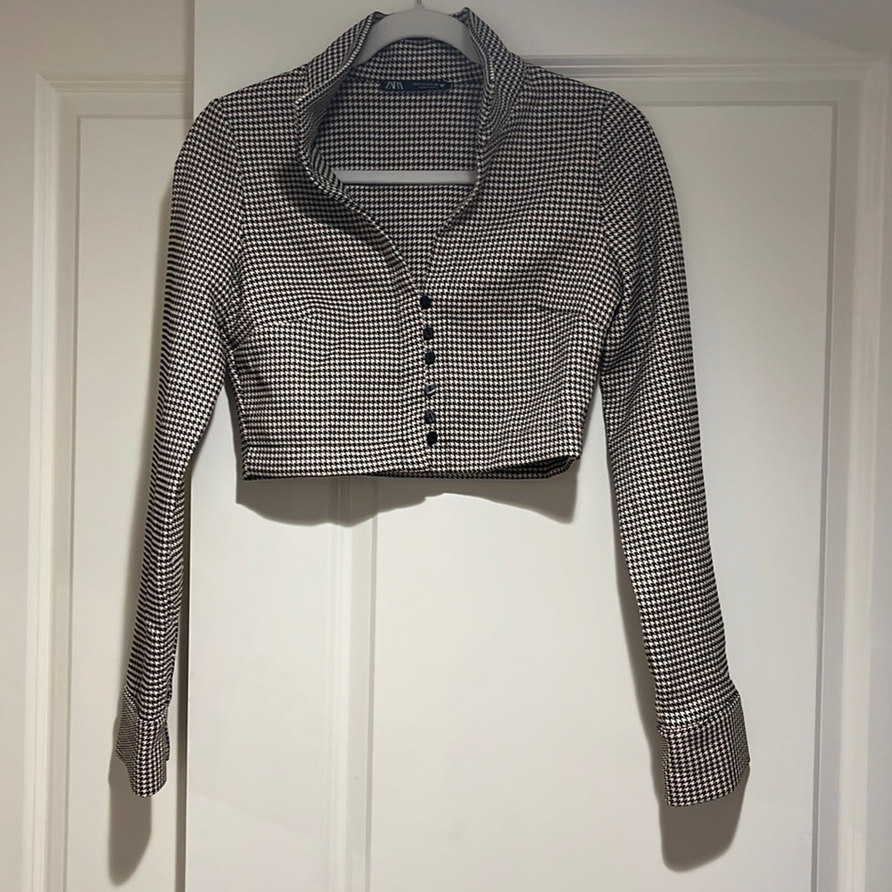 Cropped hounds tooth top. Stretchy fabric